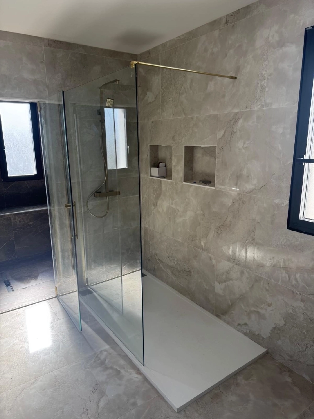 Douche à l’italienne : élégance et simplicité grâce au carrelage effet pierre