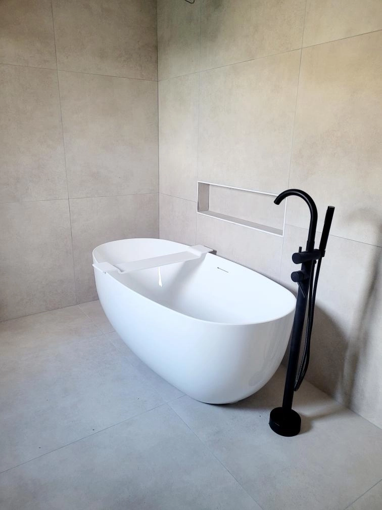 Carrelage grand format en salle de bain : une réalisation qui nous plaît